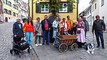 Sibylle Laufer als die Grenzgängerin (auf dem Foto mit Leiterwagen) nimmt an der Ecke von Lupfenstraße, Hauptstraße und Spundgasse bei ...