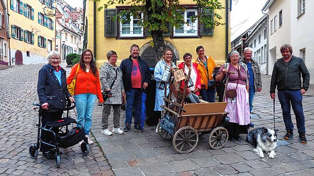 Sibylle Laufer als die Grenzgängerin (auf dem Foto mit Leiterwagen) nimmt an der Ecke von Lupfenstraße, Hauptstraße und Spundgasse bei ...