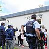 Der erste Tag endet mit einem Polizeieinsatz: Als das Abstrichzentrum am Montag um 16 Uhr die Türen schließen möchte, weigern sich ...
