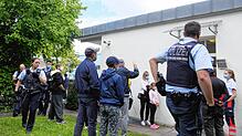 Der erste Tag endet mit einem Polizeieinsatz: Als das Abstrichzentrum am Montag um 16 Uhr die Türen schließen möchte, weigern sich ...