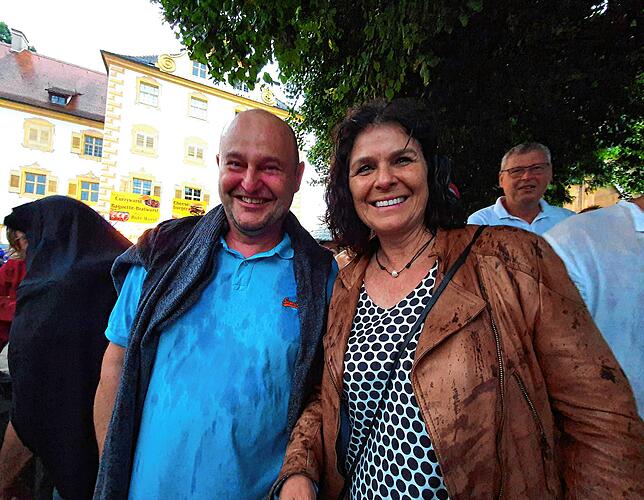 Ralf und Ulli Hartmann stören sich nicht am Regen. „Das hört sicher gleich wieder auf“, meinen sie.