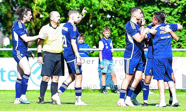 Vom Platz gestellt: Trainer Giuseppe Stabile (rechts) vom SV BW Murg kassierte „Rot“ von Schiri Zan Gavranovic, weil dieser ein Foul an ...