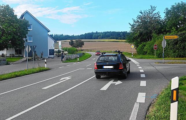 Die Betreiber des Hofladen Bauer Martin monieren, dass der Straßenverkehr eine Gefahr für ihre Gäste sei. Die Autos dürften zu schnell ...