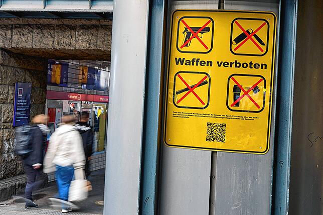 Ein Hinweisschild mit der Aufschrift ·“Waffen verboten·“ ist an einem Eingang des Hamburger Hauptbahnhofs zu sehen.