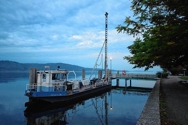 Dieses Schiff rammt die Dalben ein.