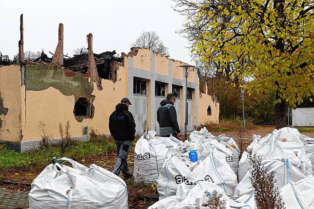 Vor der Ruine stehen einige der sogenannten Big-Packs, in denen Asbest entsorgt wird.