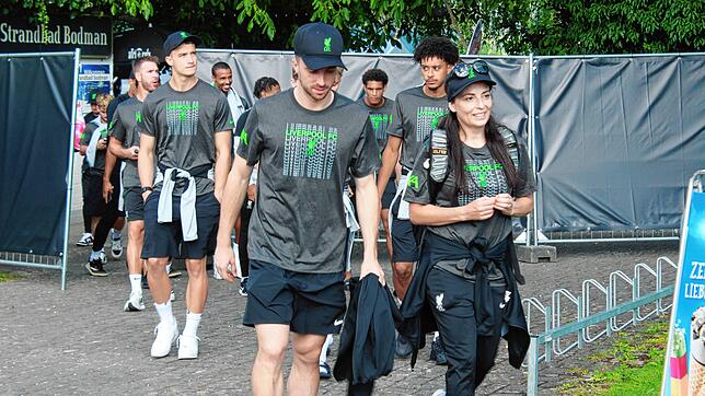 Die Liverpool-Stars (vorne Diogo Jota) zu Besuch in Bodman im Strandbad.