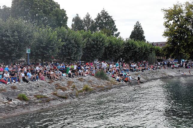 Bild 4: Hier ist was los! Die Besucher schlendern beim Seenachtfest 2023 über die Hafenmeile