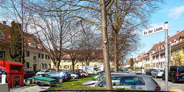 Der Platz „An der Linde“, heute ein Parkplatz, zugestellt mit Fahrzeugen, früher ein freier Platz zum Fußball spielen.