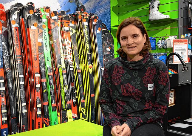 Wintersportartikel hat Kathrin Raither reichlich auf Lager, doch bei Fußballschuhen könnte es klemmen.