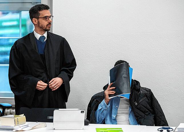 Verteidiger Sandro Durante (links) steht vor Prozessbeginn am 26. Januar im Gerichtssaal neben seinem Mandanten.