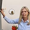 Gisela Hoese von der Verwaltung des Pflegeheims Marienhaus in Konstanz wirft einen Blick in die Ordner. Laut dem Träger Caritas zahlen ...