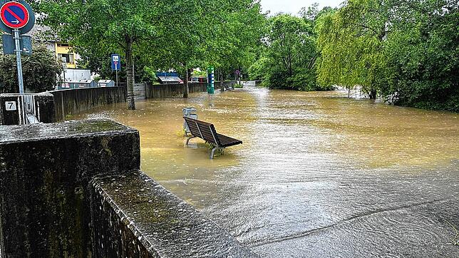 Der Fluss Schussen tritt in Ravensburg über Ufer und überflutet die Straßen. Auch Einsatzkräfte aus dem Landkreis Konstanz sind im ...