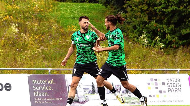 Mit acht Treffern führt der Stockacher Marius Henkel (links, daneben Yusuf Karaman) die Torjägerliste in der Landesliga an. Gegen den ...