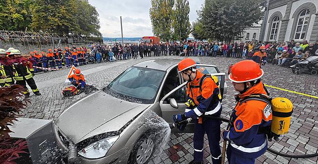 Die Jugendwehr demonstriert an einem Fahrzeug ihr Können während der Jahresübung beim Mantelhafen vor vielen Zuschauern.