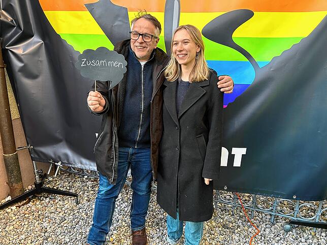 „Ein Foto für Demokratie und Vielfalt“: Axel Killmann und Tochter Angelina beteiligen sich an der Fotoaktion für die sozialen Medien.