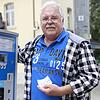 Erich Stöcker aus Geilenkirchen bei Aachen, Urlauber am Bodensee, hat an diesem privaten Parkscheinautomaten in der Mühlenstraße ...