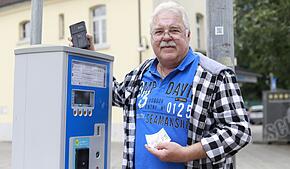 Erich Stöcker aus Geilenkirchen bei Aachen, Urlauber am Bodensee, hat an diesem privaten Parkscheinautomaten in der Mühlenstraße ...