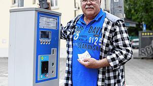 Erich Stöcker aus Geilenkirchen bei Aachen, Urlauber am Bodensee, hat an diesem privaten Parkscheinautomaten in der Mühlenstraße ...