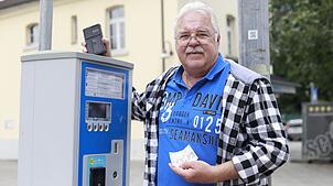 Erich Stöcker aus Geilenkirchen bei Aachen, Urlauber am Bodensee, hat an diesem privaten Parkscheinautomaten in der Mühlenstraße ...