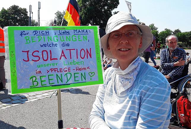 Isolde Eisenhardt protestiert gegen die Isolation älterer Menschen in den Alten- und Pflegeheimen. Sie durfte ihre 85-jährige, ...