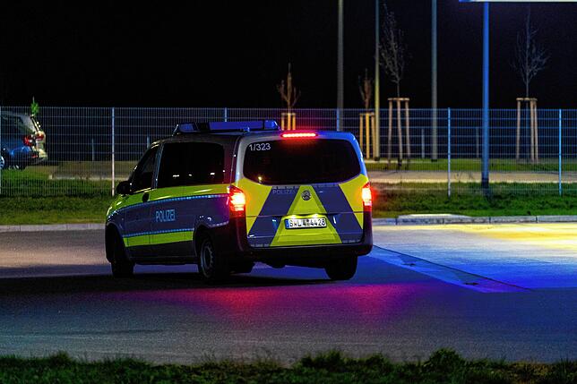 Die Polizei ist am Freitagabend mit viel Personal im Einsatz.