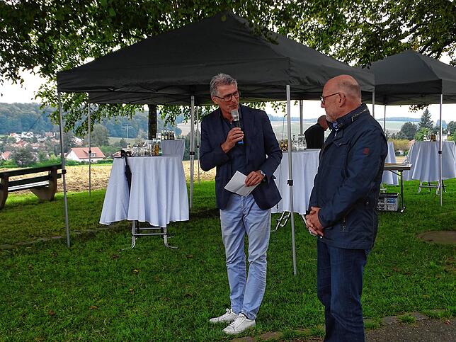 Bürgermeister Frank Amann (links) informierte Minister Winfried Hermann, dass Heilgenberg im Bodemseekreis bei den Landtagswahlen mit 46 ...