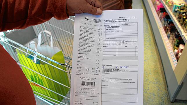 Ein Kunde in einem Waldshuter Geschäft mit Ausfuhrschein und Kassenbon: Die digitale Abwicklung der Mehrwertsteuerrückerstattung für ...