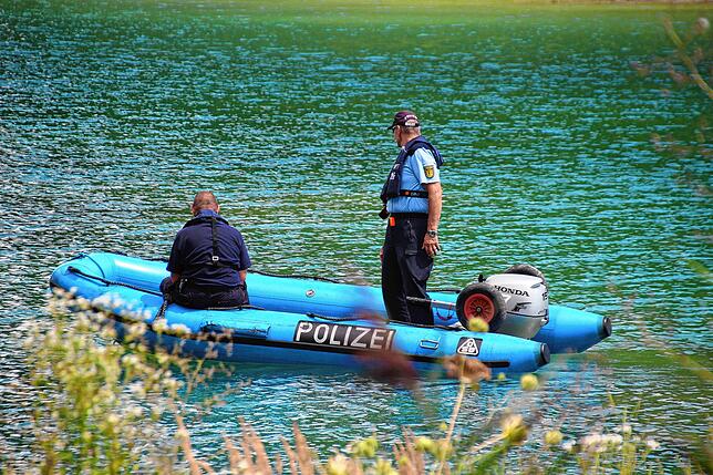Feuerwehrkommandant Dieter Müller und Einsatzleiter Markus Zingerle suchten den Uferrand ab.