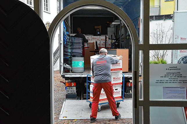 Auszug aus dem Schloss: Hunderte Kartons mit den Unterlagen und Utensilien aus den Büros wurden per Lkw die Marktstraße hoch ins ...