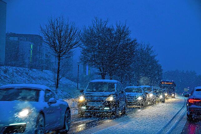 Schon kurz nach 16 Uhr, als die ersten dicken Flocken fielen, kam der Verkehr rund um Villingen-Schwenningen, wie hier auf der ...