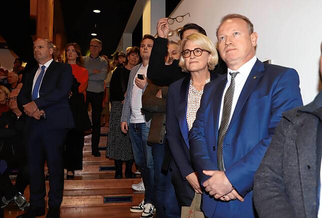 Kurz vor der Ergebnisverkündung: Angespannt schauen die beiden Konkurrenten auf die Leinwand des Theatersaals des Salem-College.