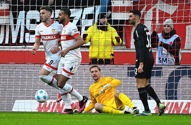 Stuttgarts Ermedin Demirovic (l) und Stuttgarts Josha Vagnoman (2.v.l) reagieren nach dem 3:0.