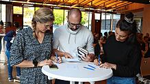 Vor der Informationsveranstaltung zur künftigen Ganztagsbetreuung an der Fritz-Baur-Grundschule in Mimmenhausen bringen die Eltern ihre ...
