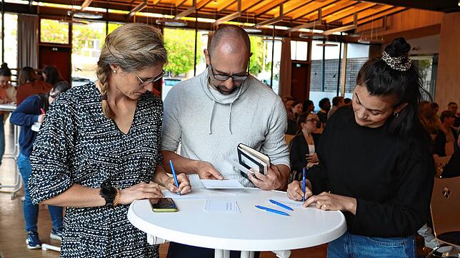 Vor der Informationsveranstaltung zur künftigen Ganztagsbetreuung an der Fritz-Baur-Grundschule in Mimmenhausen bringen die Eltern ihre ...