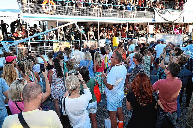 Bild 15: Erst legt das Torture-Ship in Konstanz an! Dann beginnt das große Schaulaufen