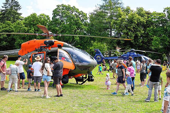 Zum Jubiläumstag 50 Jahre Luftrettung VS stellen auch die Bundeswehr (vorne) und die Bundespolizei (hinten) ihre Hubschrauber aus