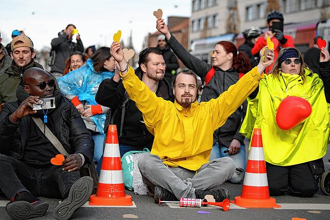 Bild 2: Zusammenstöße bei &bdquo;Querdenken&ldquo;-Demo in Kassel &ndash; Polizei spricht von bis zu 20.000 Teilnehmern