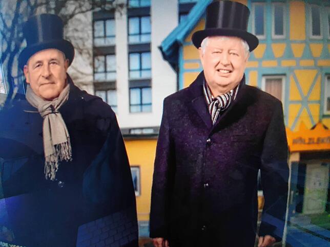 Henry Greif (links) und Jürgen Wangler parodieren und umschmeicheln als Villinger und als Schwenninger den Städtezusammenschluss im ...