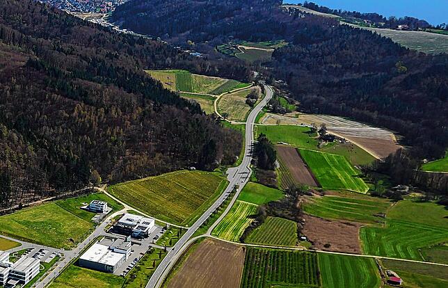 Auf dem dreieckigen Grundstück links neben der in der Bildmitte verlaufenden B31-alt wird die Tierklinik entstehen. Dieses Luftbild ist ...