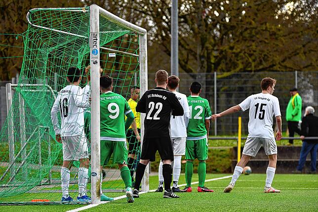 Bild 24: SV Herten setzt sich mit 4:1 gegen FC Schönau durch &ndash; und wir haben Bilder!
