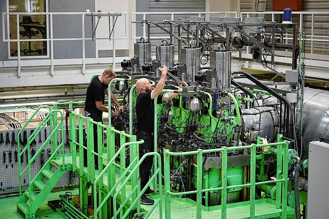 Everllence entwickelt aktuell den ersten Ammoniak-Zweitaktmotor für den klimaneutralen Antrieb von Ozeanriesen – zum Beispiel für ...