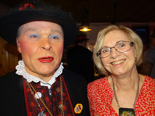 Zwei reizende Disedorfer Damen (Bild links): die Katzedopeschliefer-Narrenmutter Petra (Peter Müller) und die ehemalige Ortsvorsteherin ...