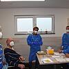 Helene Tuleweit (links) und Hermann Hinzler lassen sich gegen das Corona-Virus impfen. Der Blumberger Arzt Norbert Szymanski (rechts), ...