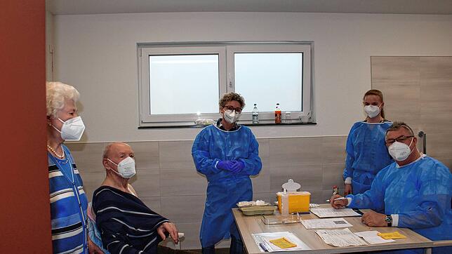 Helene Tuleweit (links) und Hermann Hinzler lassen sich gegen das Corona-Virus impfen. Der Blumberger Arzt Norbert Szymanski (rechts), ...