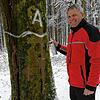 Der städtische Umweltbeauftragte und Forstbeamte Jürgen Seyfried kennzeichnet Bäume mit den Buchstaben &bdquo;A&ldquo; für Altbaum. Für ...