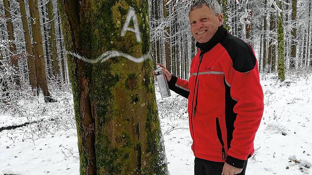 Der städtische Umweltbeauftragte und Forstbeamte Jürgen Seyfried kennzeichnet Bäume mit den Buchstaben &bdquo;A&ldquo; für Altbaum. Für ...