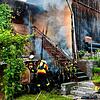 Einsatzkräfte löschen den Brand in Espasingen.