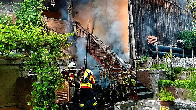 Einsatzkräfte löschen den Brand in Espasingen.