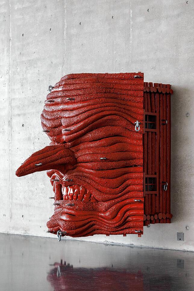 „House with Face“, 2017, ist ein Gebäudemodell mit besonderem Dach.